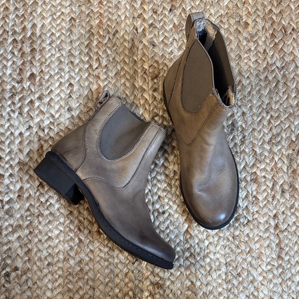 Women’s Chelsea Ankle Boots in Taupe